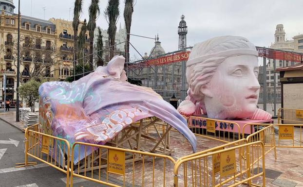 Fallas 2019 | La falla municipal asoma ya en la plaza del Ayuntamiento