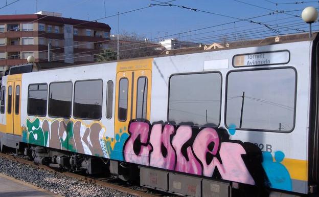 Un vagón de metro pintado por grafiteros.