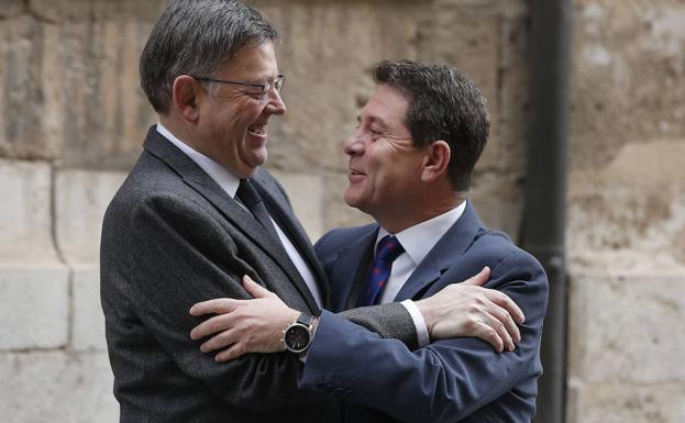 Ximo Puig recibe en el Palau de la Generalitat al presidente de Castilla La Mancha, Emiliano Garcia-Page