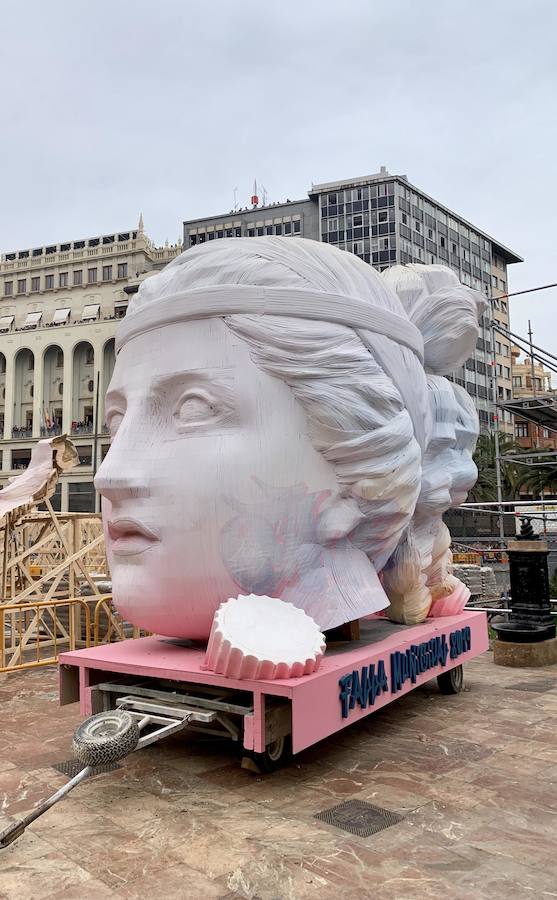 Las primeras piezas del monumento de Latorre y Sanz para la falla municipal ya asoman en la plaza del Ayuntamiento. La cabeza de la figura central es una mujer de belleza clásica con un rostro y curvaturas del peinado realizados con miles de pieza de vareta. Los valencianos PichiAvo han trabajado con los artistas falleros para la concepción de la falla.