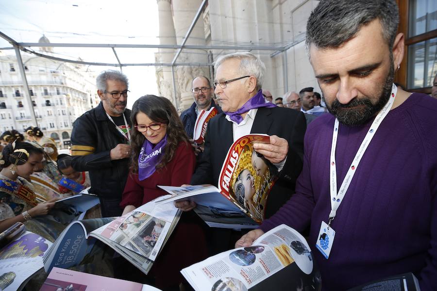 Fotos: Las falleras mayores de Valencia reciben el suplemento de Fallas de LAS PROVINCIAS