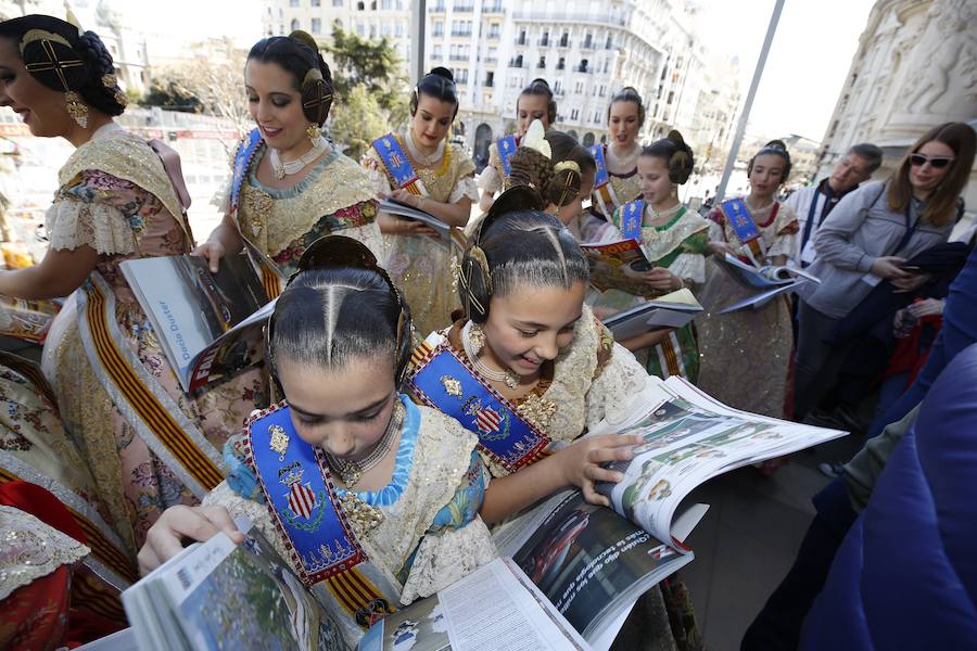 Fotos: Las falleras mayores de Valencia reciben el suplemento de Fallas de LAS PROVINCIAS