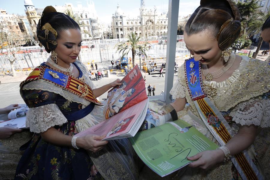 Fotos: Las falleras mayores de Valencia reciben el suplemento de Fallas de LAS PROVINCIAS