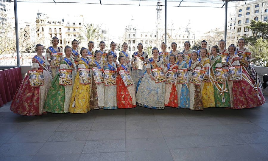 Fotos: Las falleras mayores de Valencia reciben el suplemento de Fallas de LAS PROVINCIAS