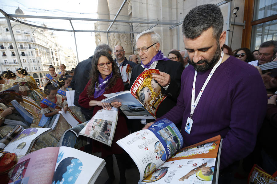 Fotos: Las falleras mayores de Valencia reciben el suplemento de Fallas de LAS PROVINCIAS