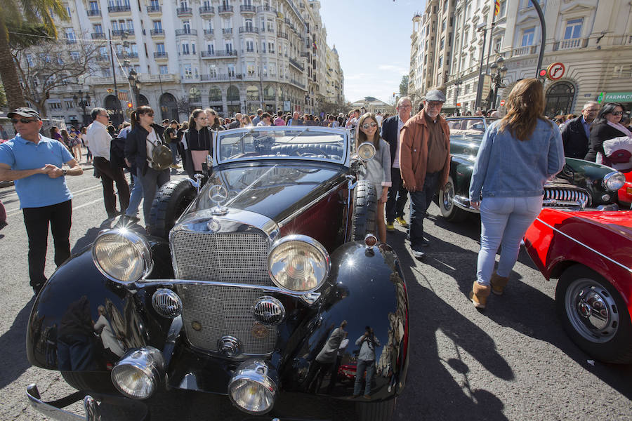 Valencia ha acogido este viernes la tradicional Ronda Fallera Cotxes de l'Antigor, la concentración de coches antiguos e históricos que recorre la ciudad al inicio de las fiestas falleras. La concentración de coches ha tenido lugar en la Plaza del Ayuntamiento, desde donde han iniciado un recorrido por las calles del centro de la ciudad. Las falleras mayores de Valencia, Sara Larrazábal y Marina Civera, y sus cortes de honor, junro con el concejal Pere Fuset, han acudido a la concentración.