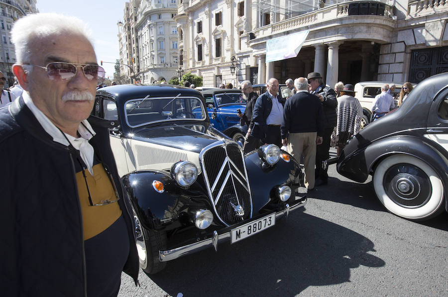 Valencia ha acogido este viernes la tradicional Ronda Fallera Cotxes de l'Antigor, la concentración de coches antiguos e históricos que recorre la ciudad al inicio de las fiestas falleras. La concentración de coches ha tenido lugar en la Plaza del Ayuntamiento, desde donde han iniciado un recorrido por las calles del centro de la ciudad. Las falleras mayores de Valencia, Sara Larrazábal y Marina Civera, y sus cortes de honor, junro con el concejal Pere Fuset, han acudido a la concentración.