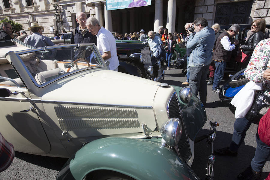 Valencia ha acogido este viernes la tradicional Ronda Fallera Cotxes de l'Antigor, la concentración de coches antiguos e históricos que recorre la ciudad al inicio de las fiestas falleras. La concentración de coches ha tenido lugar en la Plaza del Ayuntamiento, desde donde han iniciado un recorrido por las calles del centro de la ciudad. Las falleras mayores de Valencia, Sara Larrazábal y Marina Civera, y sus cortes de honor, junro con el concejal Pere Fuset, han acudido a la concentración.