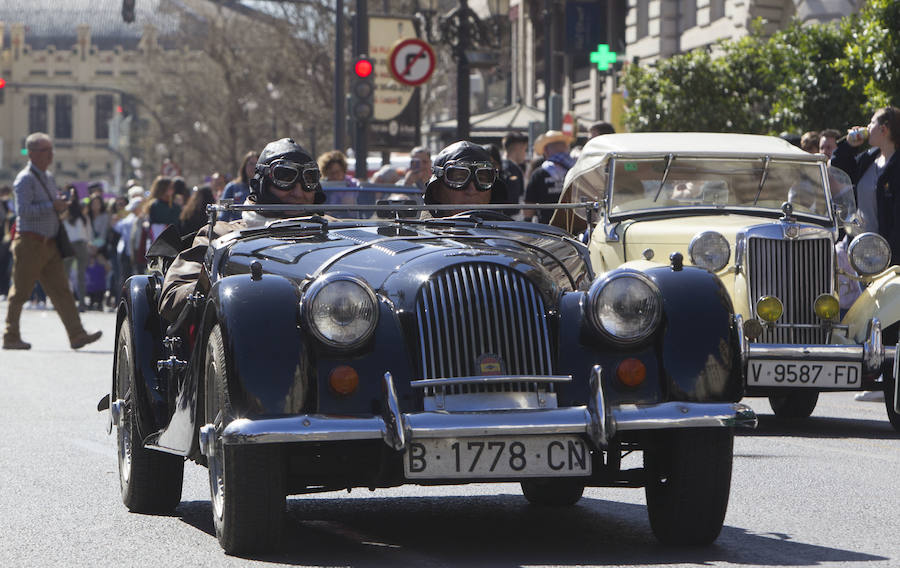 Valencia ha acogido este viernes la tradicional Ronda Fallera Cotxes de l'Antigor, la concentración de coches antiguos e históricos que recorre la ciudad al inicio de las fiestas falleras. La concentración de coches ha tenido lugar en la Plaza del Ayuntamiento, desde donde han iniciado un recorrido por las calles del centro de la ciudad. Las falleras mayores de Valencia, Sara Larrazábal y Marina Civera, y sus cortes de honor, junro con el concejal Pere Fuset, han acudido a la concentración.