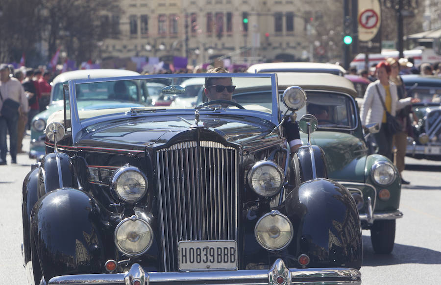 Valencia ha acogido este viernes la tradicional Ronda Fallera Cotxes de l'Antigor, la concentración de coches antiguos e históricos que recorre la ciudad al inicio de las fiestas falleras. La concentración de coches ha tenido lugar en la Plaza del Ayuntamiento, desde donde han iniciado un recorrido por las calles del centro de la ciudad. Las falleras mayores de Valencia, Sara Larrazábal y Marina Civera, y sus cortes de honor, junro con el concejal Pere Fuset, han acudido a la concentración.