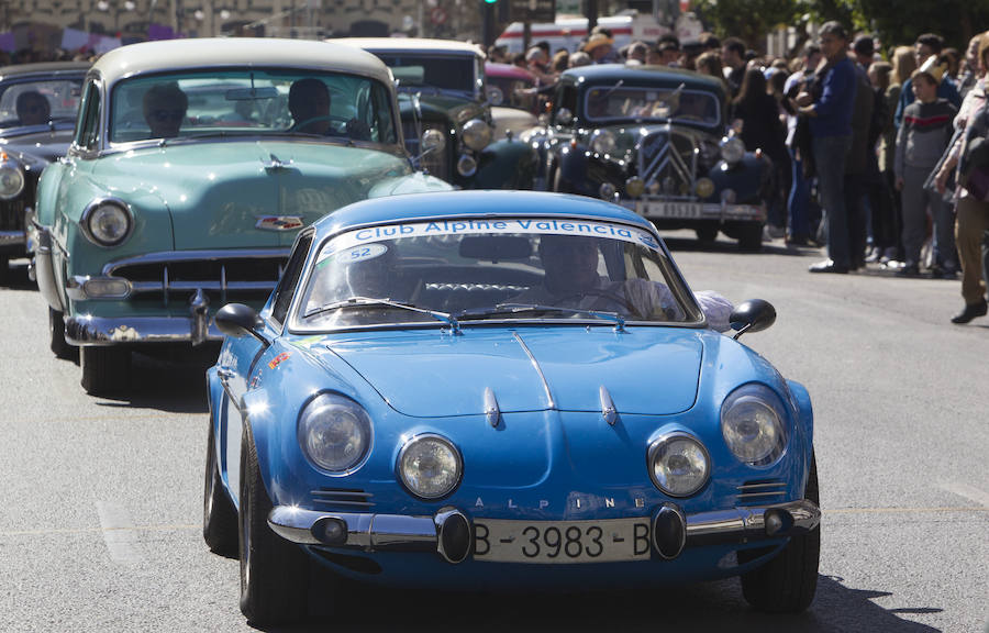 Valencia ha acogido este viernes la tradicional Ronda Fallera Cotxes de l'Antigor, la concentración de coches antiguos e históricos que recorre la ciudad al inicio de las fiestas falleras. La concentración de coches ha tenido lugar en la Plaza del Ayuntamiento, desde donde han iniciado un recorrido por las calles del centro de la ciudad. Las falleras mayores de Valencia, Sara Larrazábal y Marina Civera, y sus cortes de honor, junro con el concejal Pere Fuset, han acudido a la concentración.