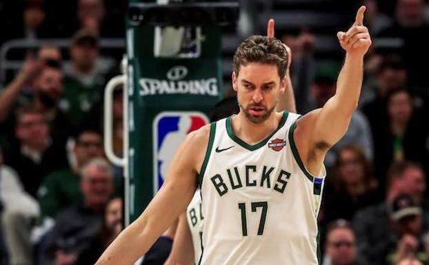 Pau Gasol celebra su primer punto con los Bucks en casa. 