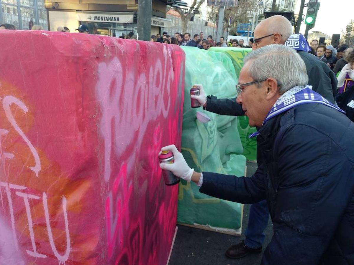 Los artistas urbanos Pichiavo, responsables del diseño de la falla de este año, y los artistas falleros que la han creado, Latorre y Sanz, participan este sábado en una pintada colectiva del monumento de la Plaza del Ayuntamiento. 