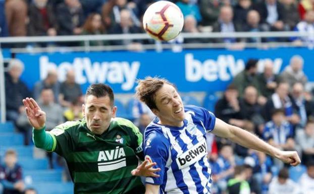 Charles, delantero del Eibar, lucha por el balón con el centrocampista del Deportivo Alaves Tomás Pina. 