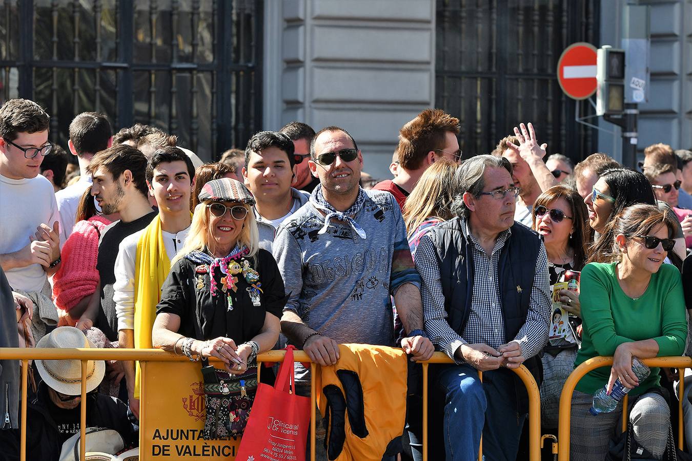 Numeroso público en la plaza del Ayuntamiento de Valencia, por la mascletà. Búscate en el disparo de Fallas del 9 de marzo de 2019.