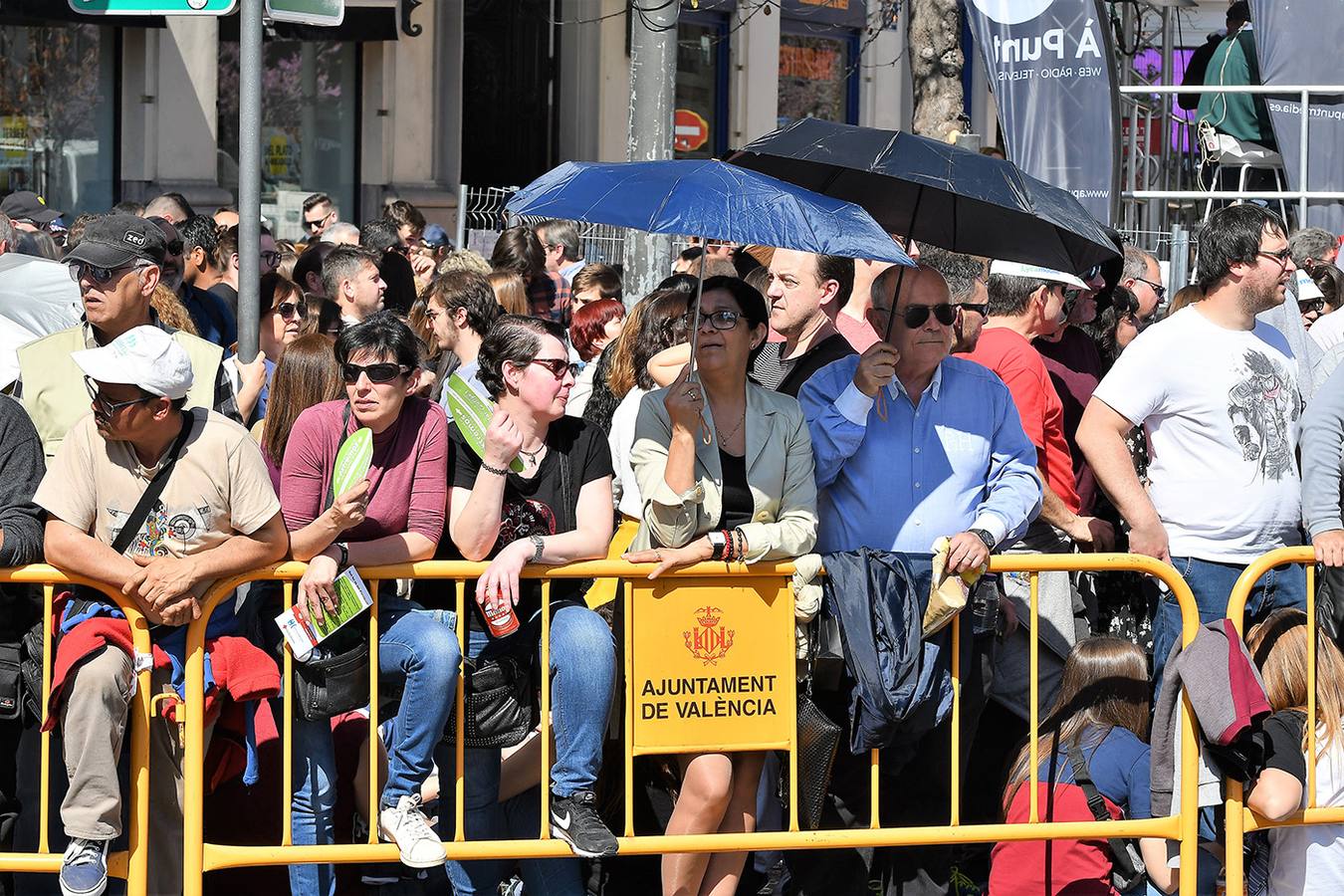 Numeroso público en la plaza del Ayuntamiento de Valencia, por la mascletà. Búscate en el disparo de Fallas del 9 de marzo de 2019.