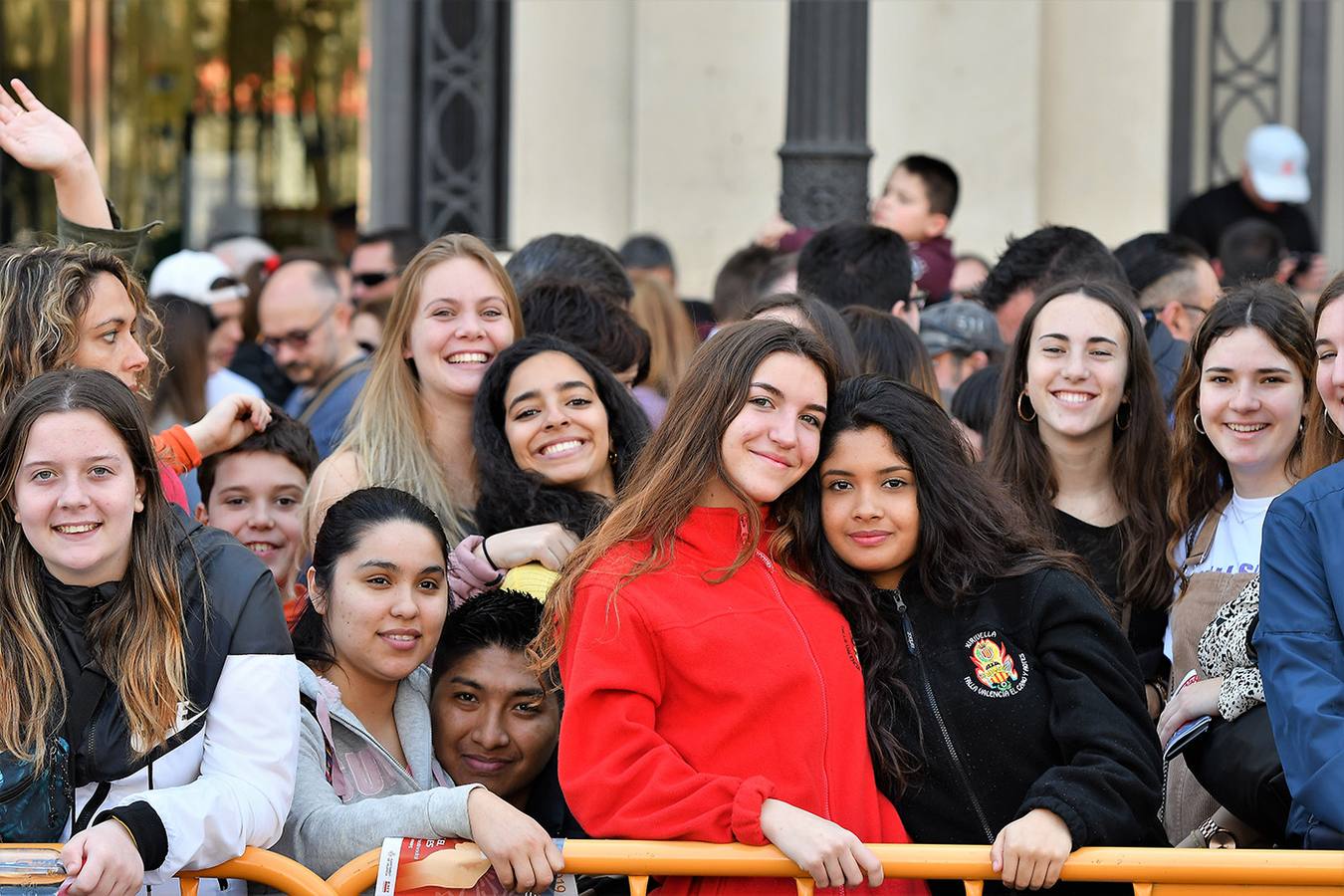 Numeroso público en la plaza del Ayuntamiento de Valencia, por la mascletà. Búscate en el disparo de Fallas del 9 de marzo de 2019.