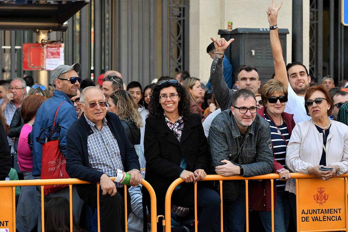 Numeroso público en la plaza del Ayuntamiento de Valencia, por la mascletà. Búscate en el disparo de Fallas del 9 de marzo de 2019.