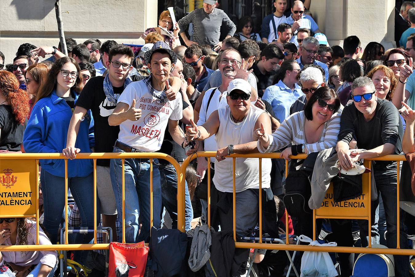 Numeroso público en la plaza del Ayuntamiento de Valencia, por la mascletà. Búscate en el disparo de Fallas del 9 de marzo de 2019.