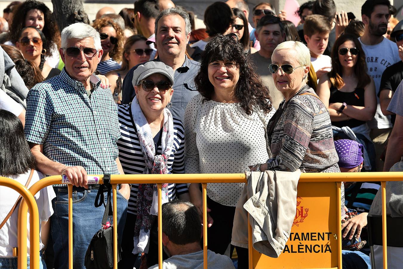 Numeroso público en la plaza del Ayuntamiento de Valencia, por la mascletà. Búscate en el disparo de Fallas del 9 de marzo de 2019.