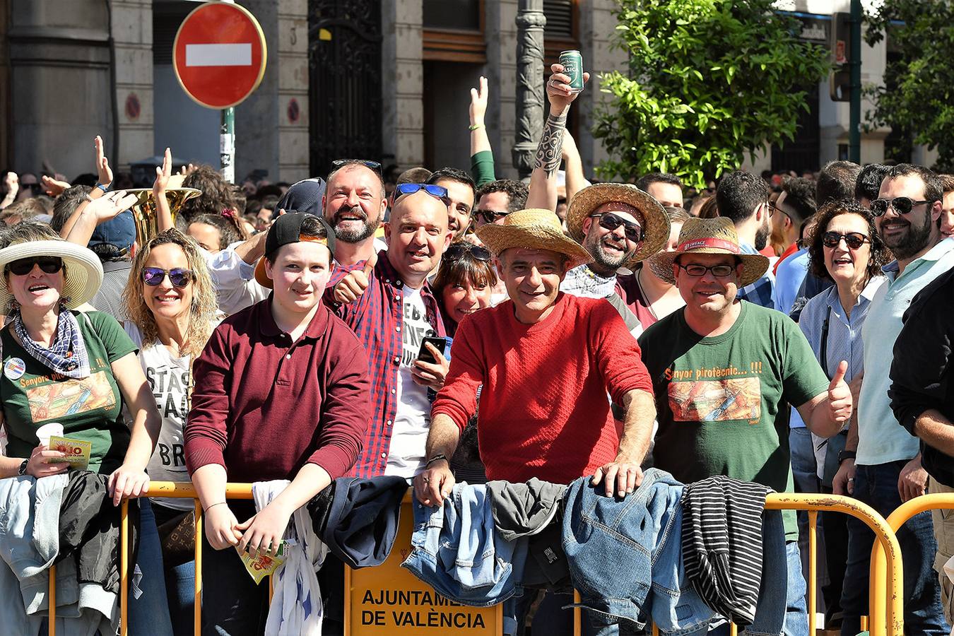 Numeroso público en la plaza del Ayuntamiento de Valencia, por la mascletà. Búscate en el disparo de Fallas del 9 de marzo de 2019.