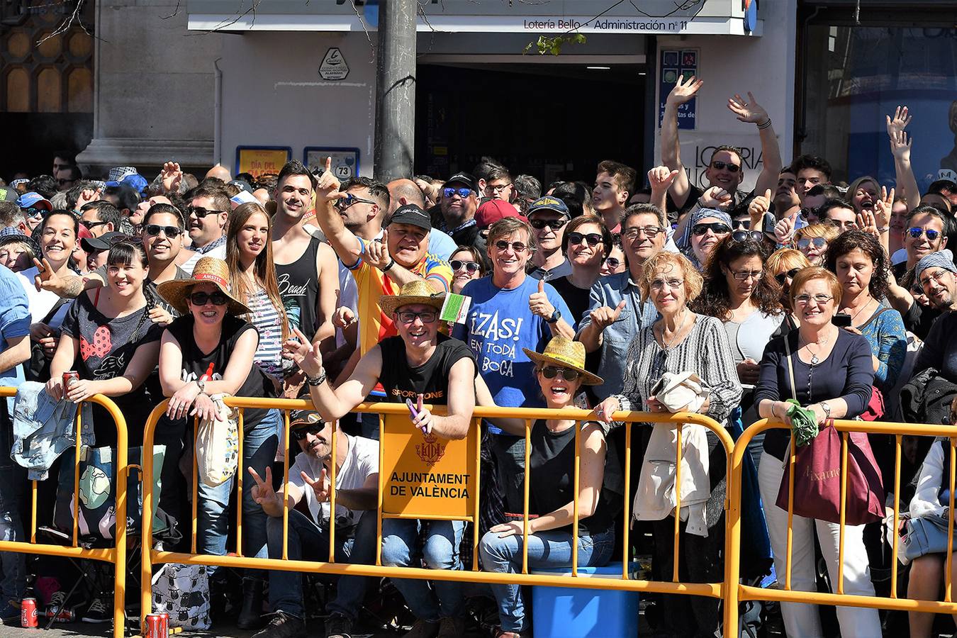 Numeroso público en la plaza del Ayuntamiento de Valencia, por la mascletà. Búscate en el disparo de Fallas del 9 de marzo de 2019.