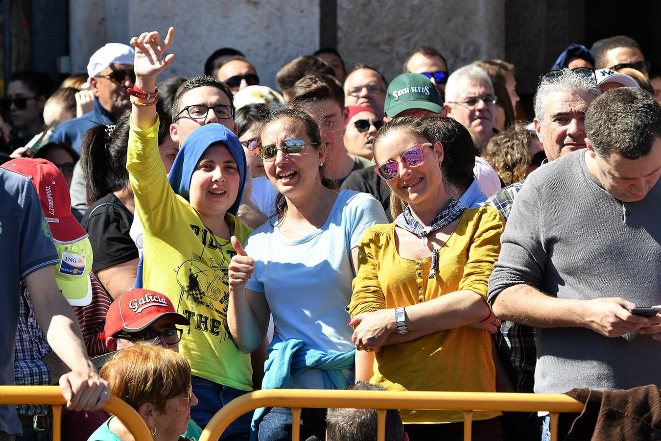 Numeroso público en la plaza del Ayuntamiento de Valencia, por la mascletà. Búscate en el disparo de Fallas del 9 de marzo de 2019.