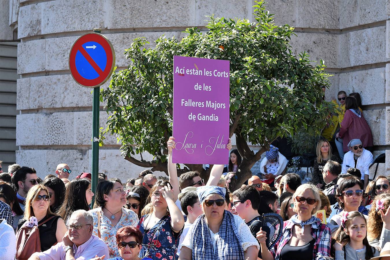 Numeroso público en la plaza del Ayuntamiento de Valencia, por la mascletà. Búscate en el disparo de Fallas del 9 de marzo de 2019.