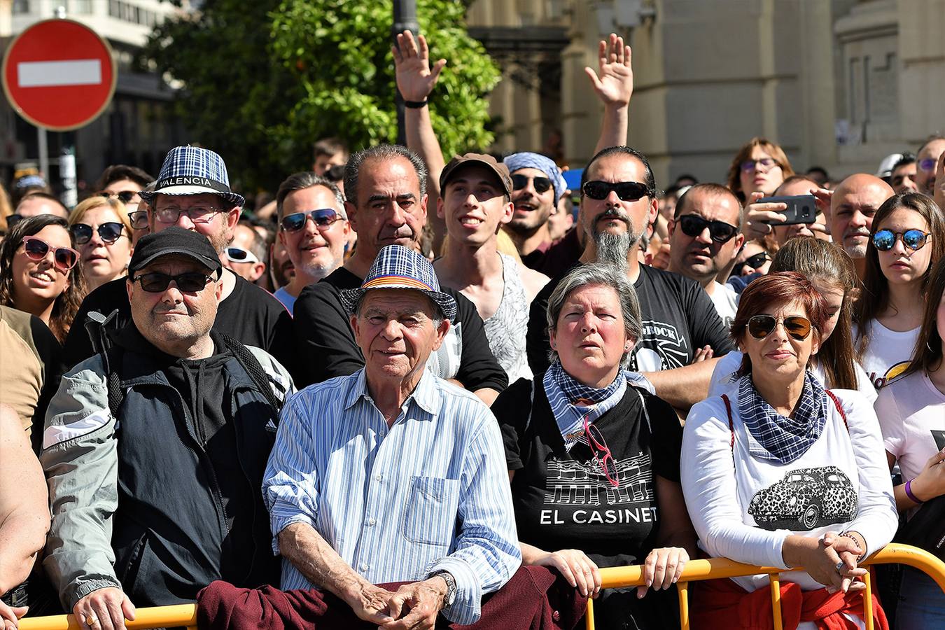 Numeroso público en la plaza del Ayuntamiento de Valencia, por la mascletà. Búscate en el disparo de Fallas del 9 de marzo de 2019.