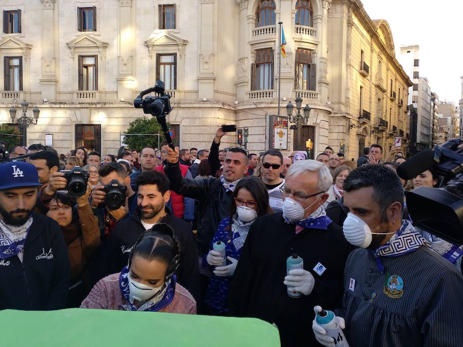 Los artistas urbanos Pichiavo, responsables del diseño de la falla de este año, y los artistas falleros que la han creado, Latorre y Sanz, participan este sábado en una pintada colectiva del monumento de la Plaza del Ayuntamiento. 