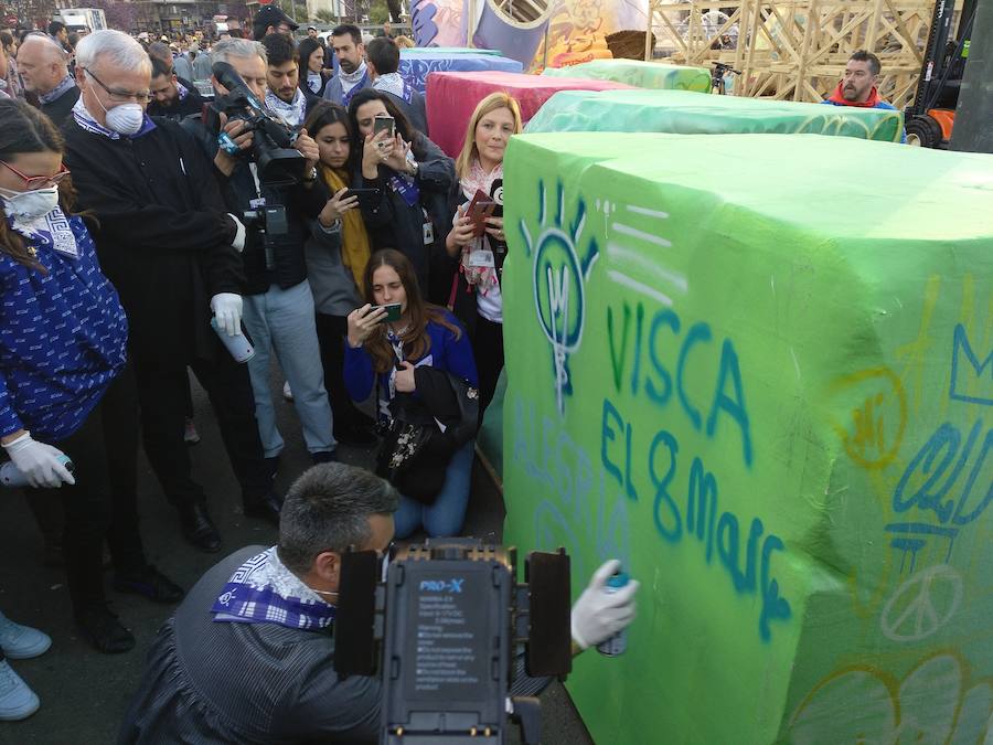 Los artistas urbanos Pichiavo, responsables del diseño de la falla de este año, y los artistas falleros que la han creado, Latorre y Sanz, participan este sábado en una pintada colectiva del monumento de la Plaza del Ayuntamiento. 