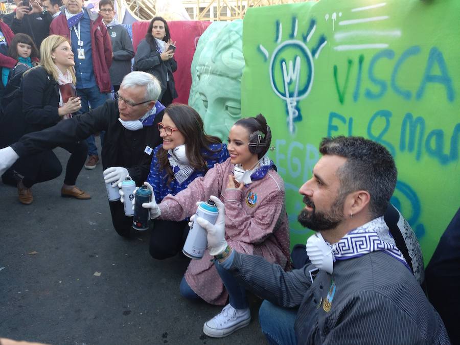 Los artistas urbanos Pichiavo, responsables del diseño de la falla de este año, y los artistas falleros que la han creado, Latorre y Sanz, participan este sábado en una pintada colectiva del monumento de la Plaza del Ayuntamiento. 