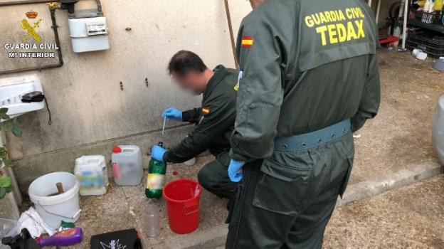 Miembros del Tedax analizan el material explosivo que utilizaban los ladrones. 