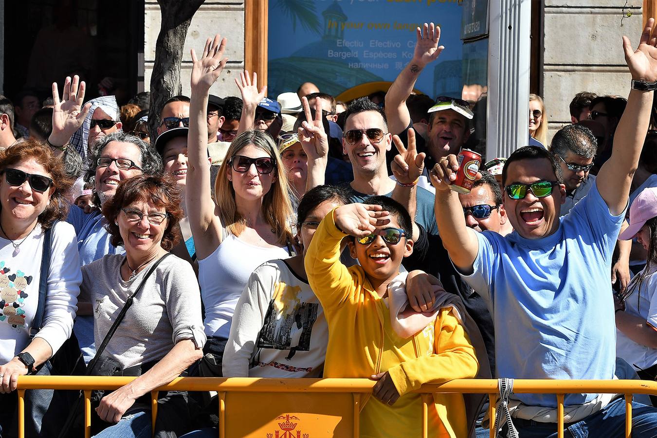 Búscate entre los asistentes a la mascletà del domingo 10 de marzo de 2019: público en la plaza del Ayuntamiento de Valencia.