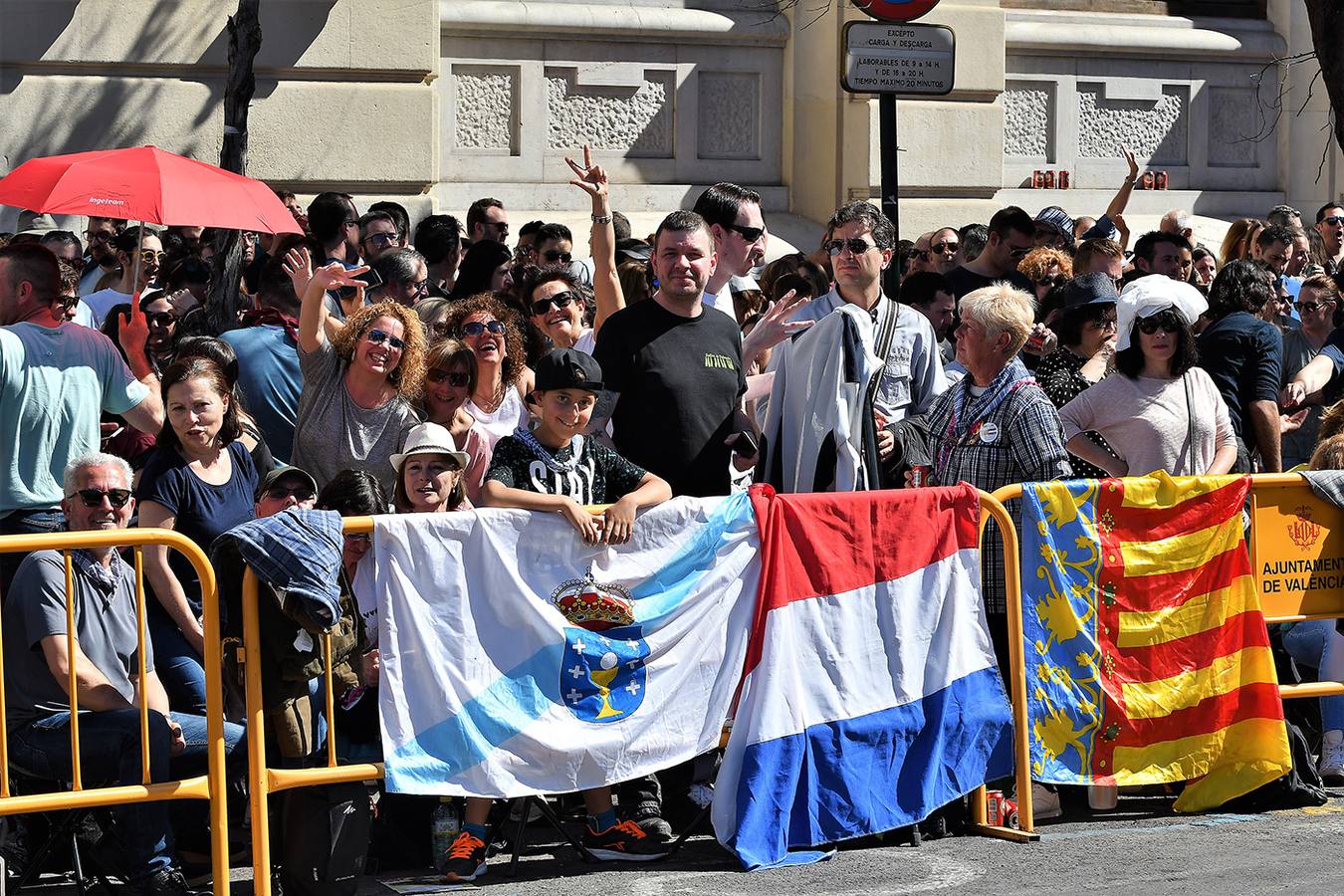 Búscate entre los asistentes a la mascletà del domingo 10 de marzo de 2019: público en la plaza del Ayuntamiento de Valencia.