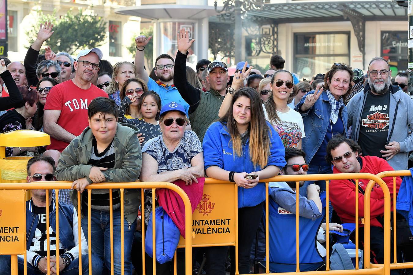 Búscate entre los asistentes a la mascletà del domingo 10 de marzo de 2019: público en la plaza del Ayuntamiento de Valencia.