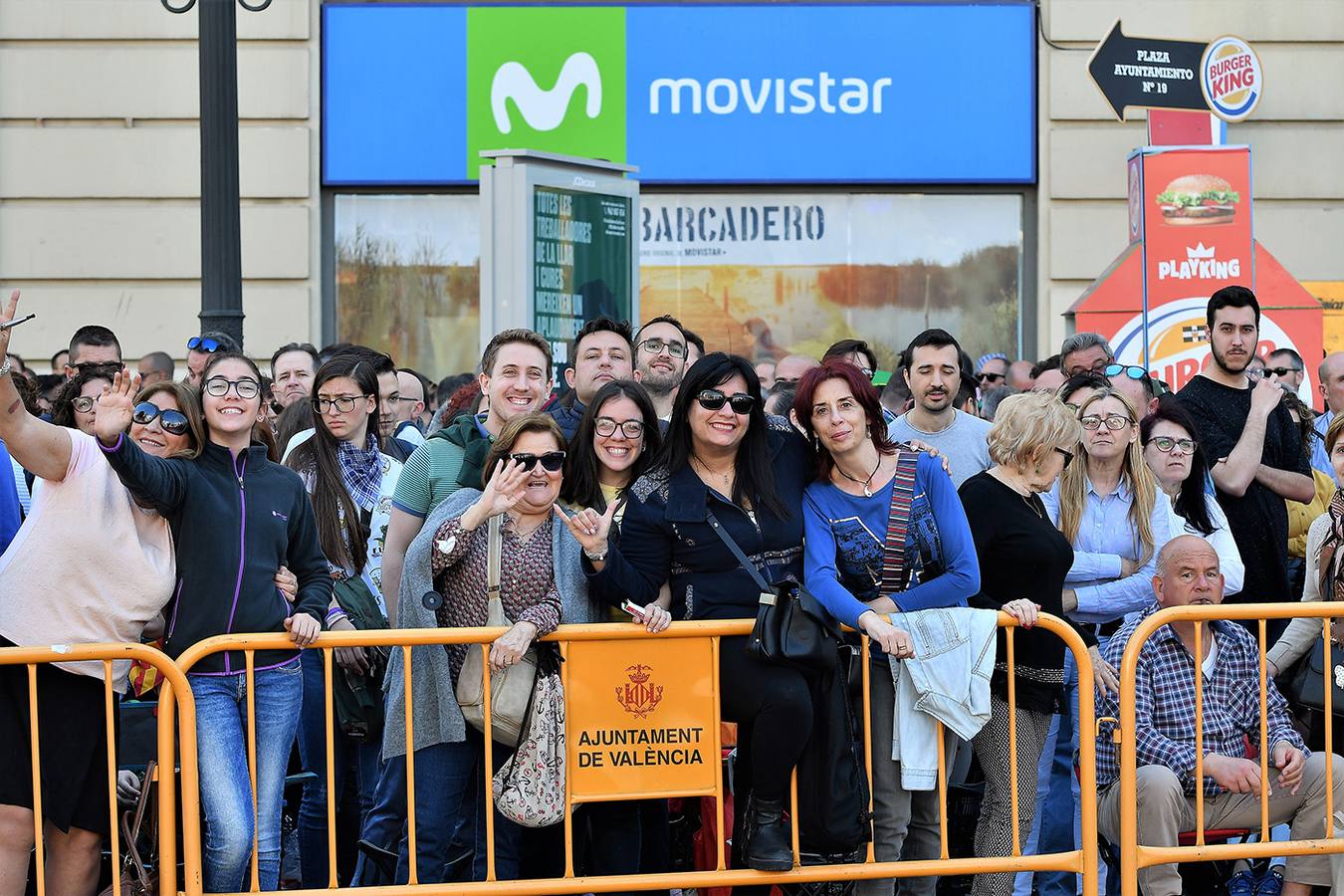 Búscate entre los asistentes a la mascletà del domingo 10 de marzo de 2019: público en la plaza del Ayuntamiento de Valencia.