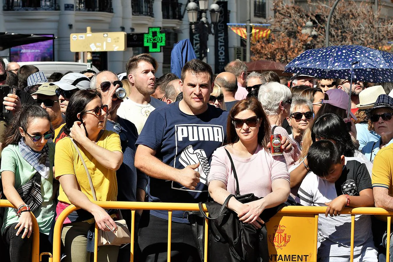 Búscate entre los asistentes a la mascletà del domingo 10 de marzo de 2019: público en la plaza del Ayuntamiento de Valencia.