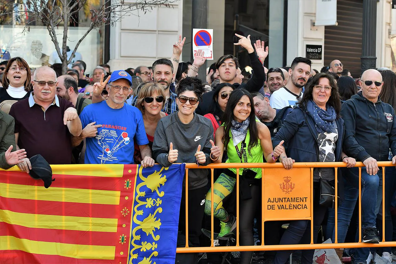 Búscate entre los asistentes a la mascletà del domingo 10 de marzo de 2019: público en la plaza del Ayuntamiento de Valencia.