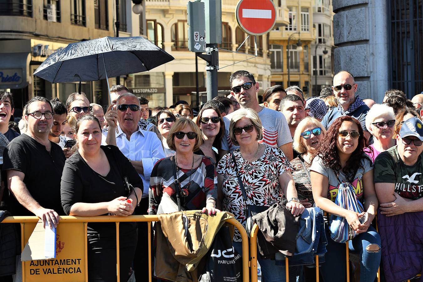 Búscate entre los asistentes a la mascletà del domingo 10 de marzo de 2019: público en la plaza del Ayuntamiento de Valencia.