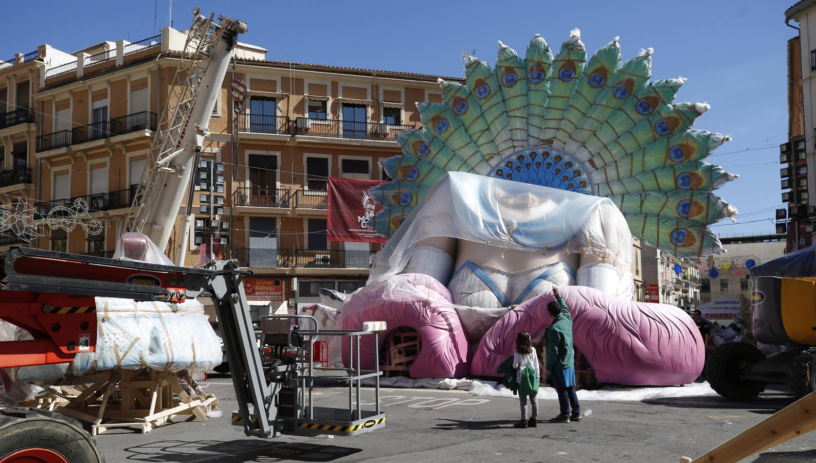 Comienza el montaje de las fallas de la sección Especial de las Fallas 2019.