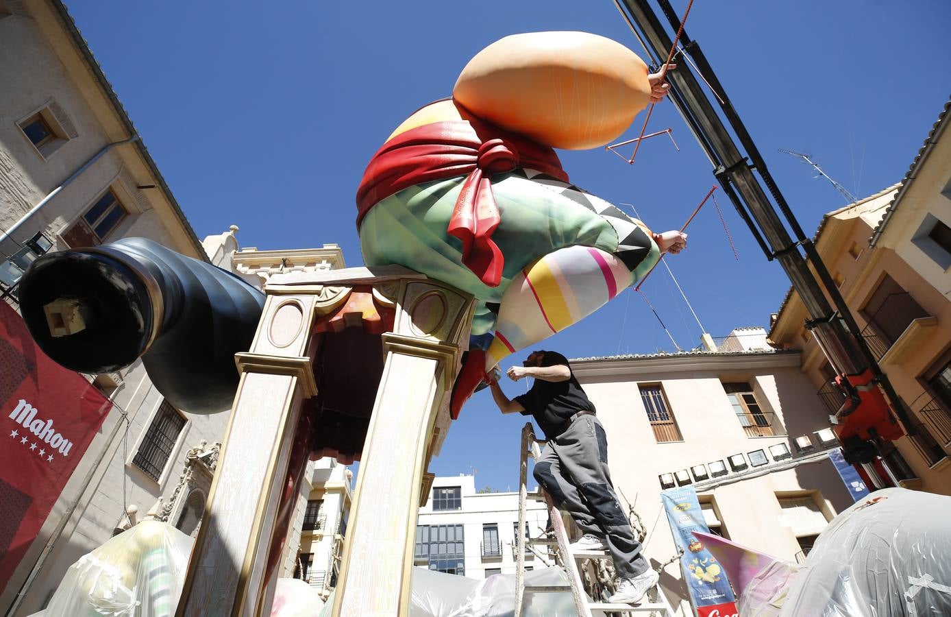 Comienza el montaje de las fallas de la sección Especial de las Fallas 2019.