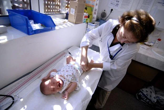 Una pediatra atiende a un bebé en una consulta de Nazaret. 