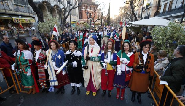 Representación de escuadras de Moros y Cristianos de Bocairent. 