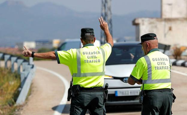 Agentes de la Guardia Civil en un control. 