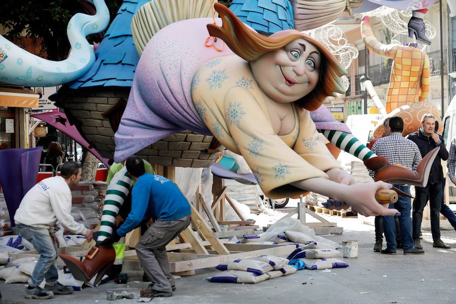 Comienza el montaje de las fallas de la sección Especial de las Fallas 2019.