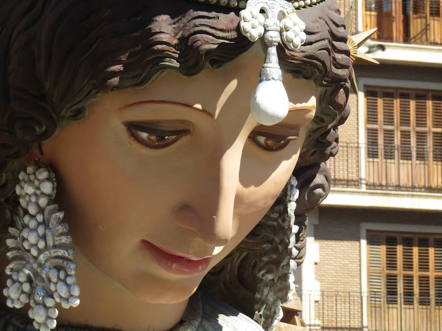 Los operarios inician la plantà del catafalco en el que se depositarán decenas de miles de ramos de flores que entregarán los falleros en los desfiles de los días 17 y 18 de marzo.