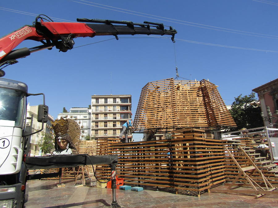 Los operarios inician la plantà del catafalco en el que se depositarán decenas de miles de ramos de flores que entregarán los falleros en los desfiles de los días 17 y 18 de marzo.