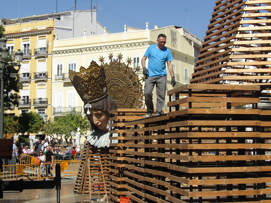 Los operarios inician la plantà del catafalco en el que se depositarán decenas de miles de ramos de flores que entregarán los falleros en los desfiles de los días 17 y 18 de marzo.