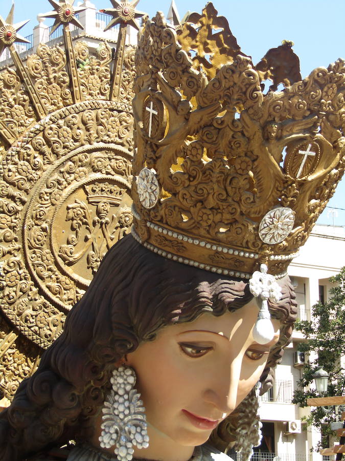 Los operarios inician la plantà del catafalco en el que se depositarán decenas de miles de ramos de flores que entregarán los falleros en los desfiles de los días 17 y 18 de marzo.